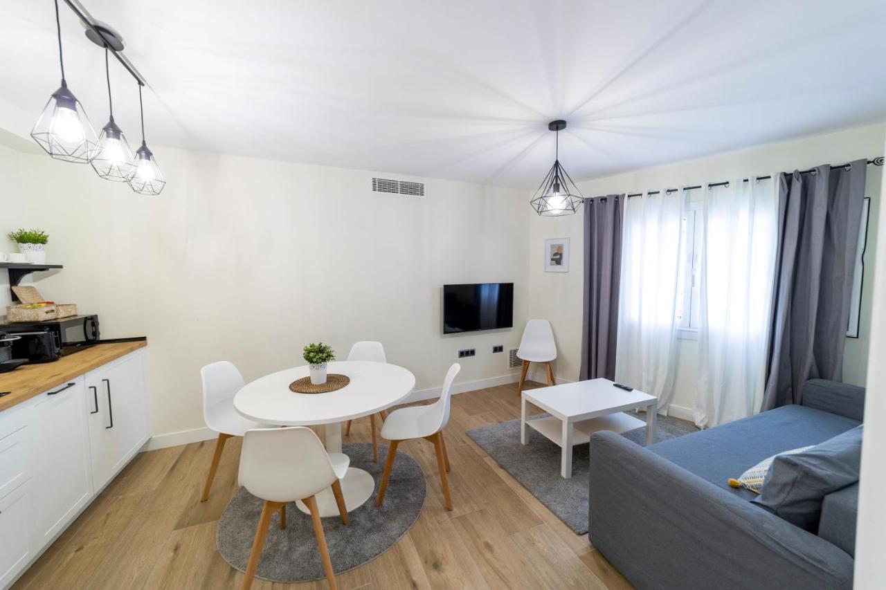 Apartamentos San Lazaro ซานติอาโก เด กอมโปสเตลา ภายนอก รูปภาพ